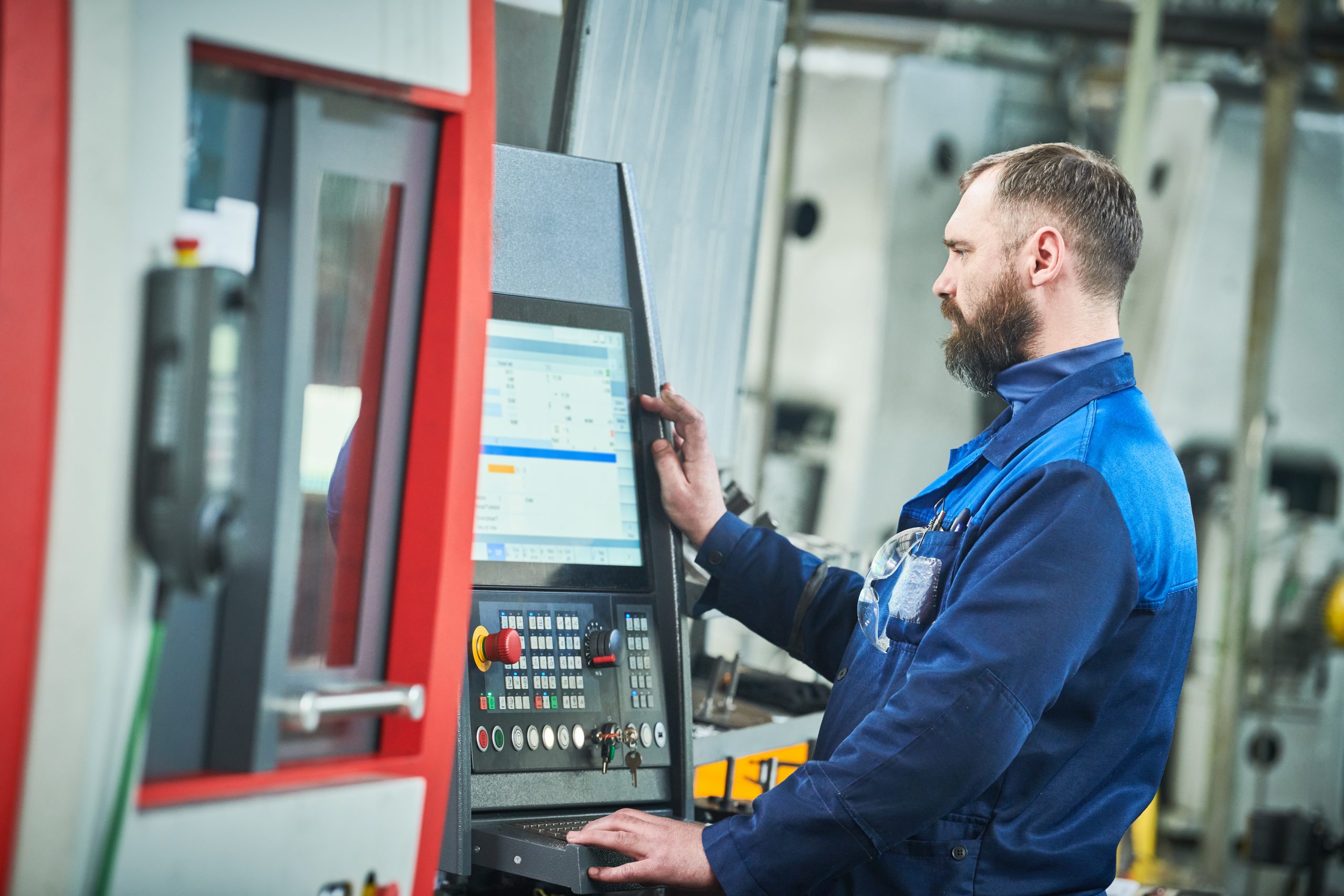 Mitarbeiter programmiert aus Industrieversteigerungen ersteigerte CNC Maschine