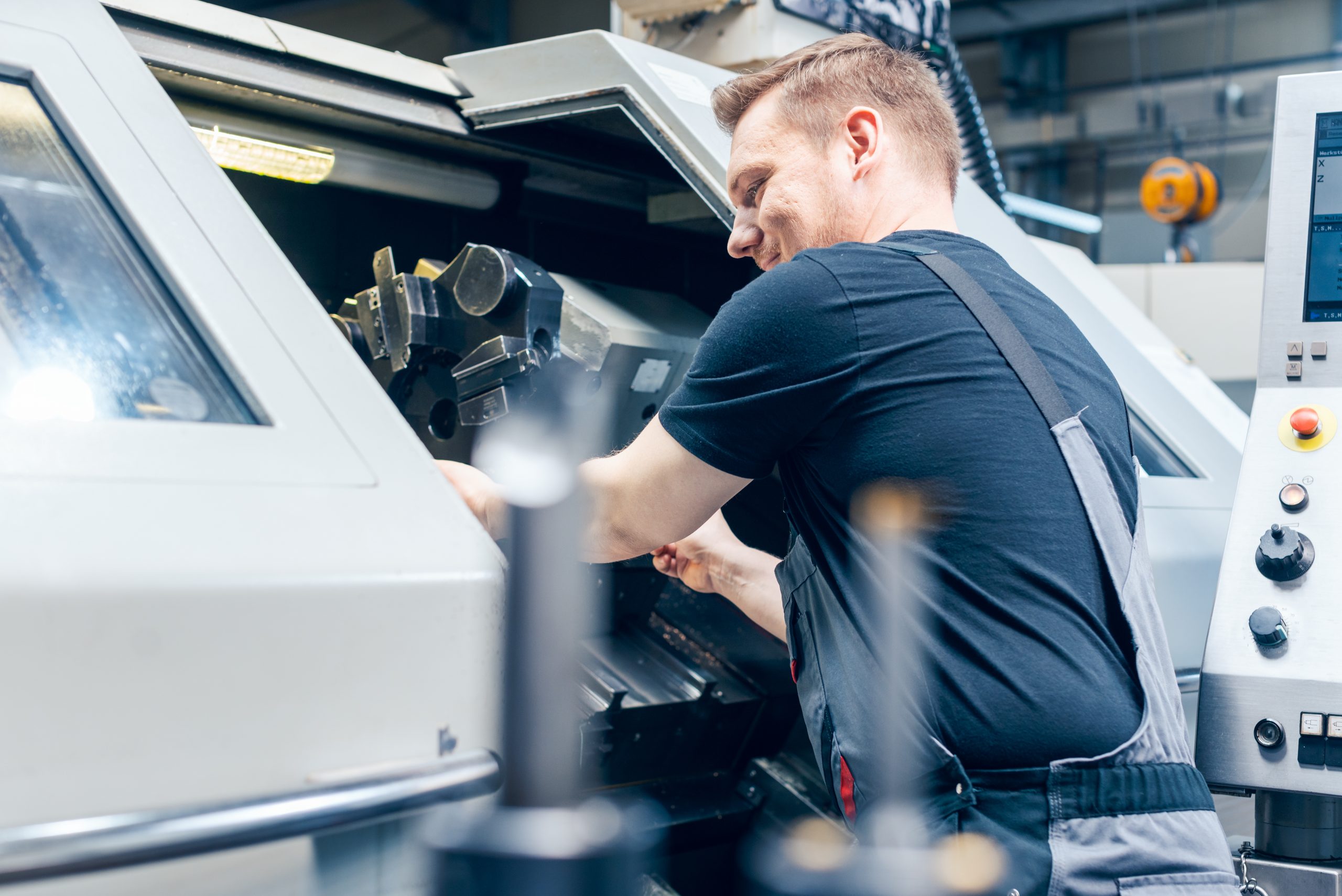 CNC Maschine wird nach Industrieversteigerung demontiert