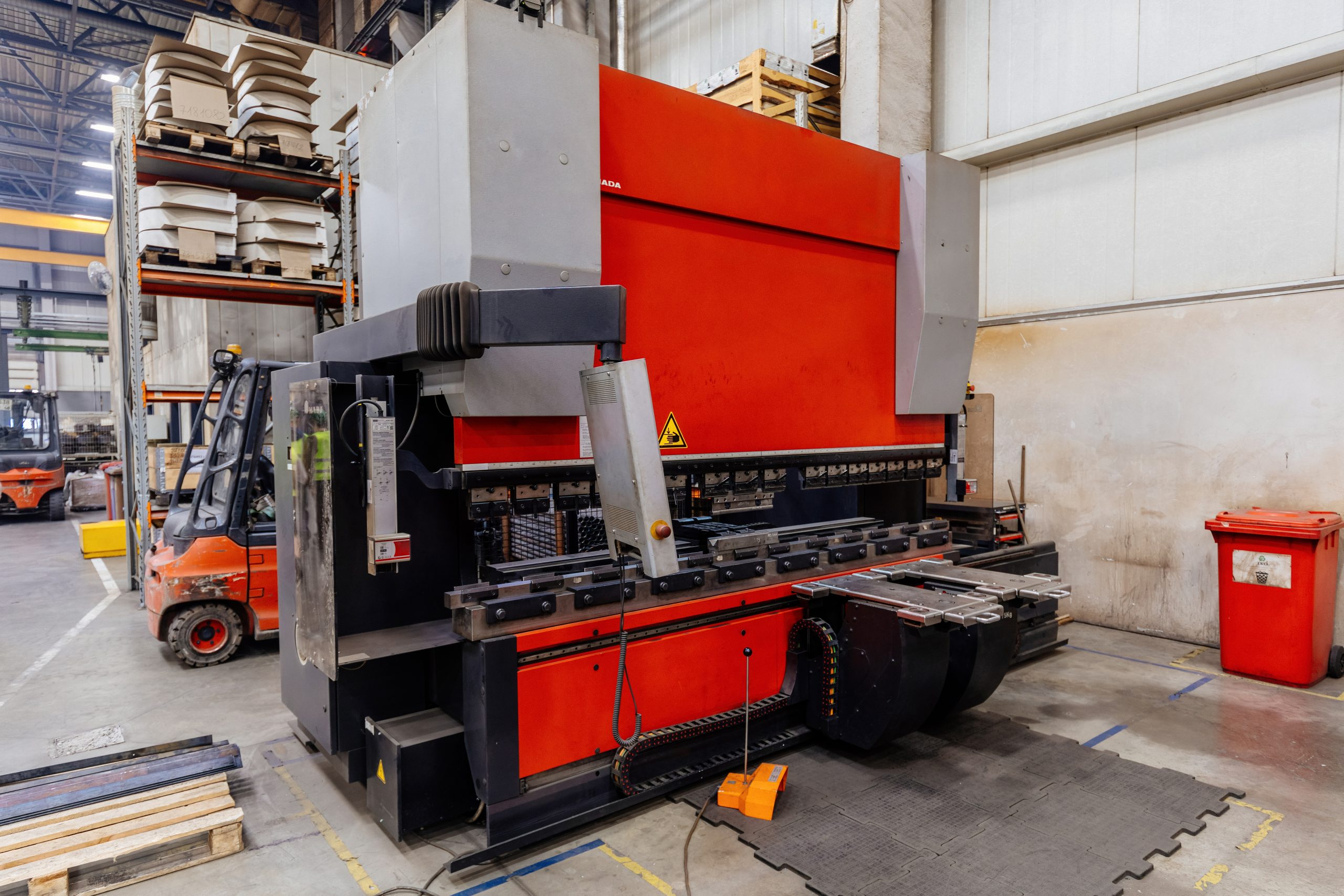 Hydraulische CNC-Abkantpresse Farbe Rot